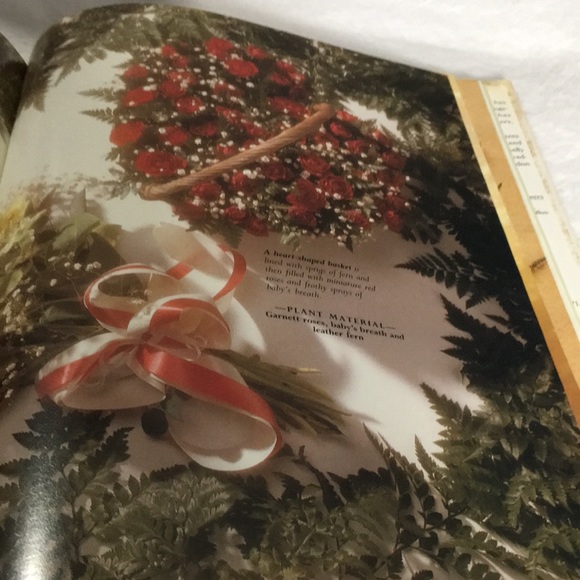 Fresh Flowers A complete guide to selecting & arranging coffee table book - Picture 13 of 16